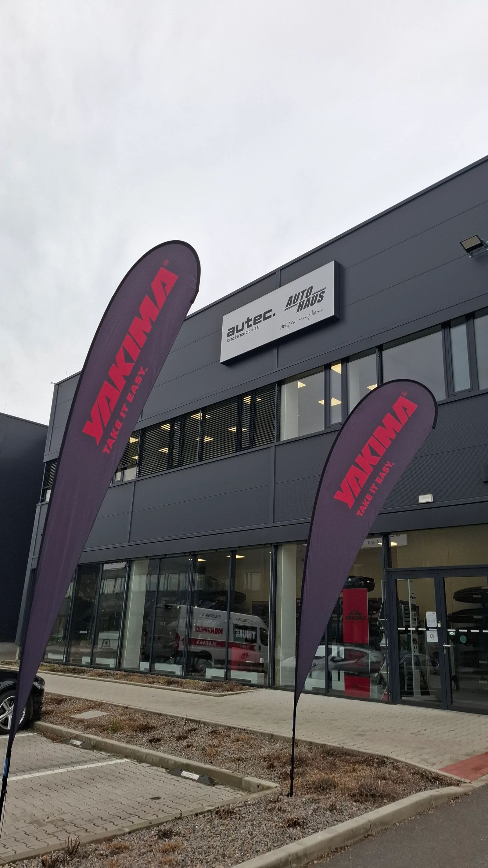 Vstup do showroomu Autohaus.cz s vlajkami Yakima