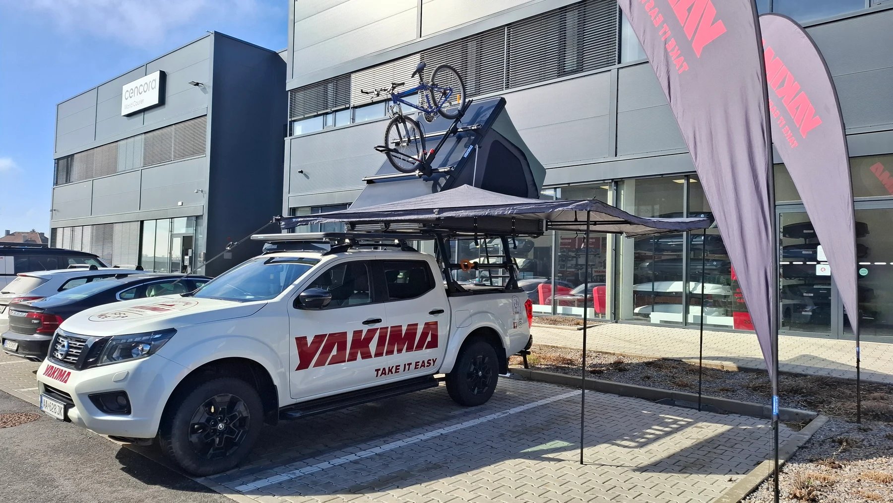Auto Yakima před showroomem