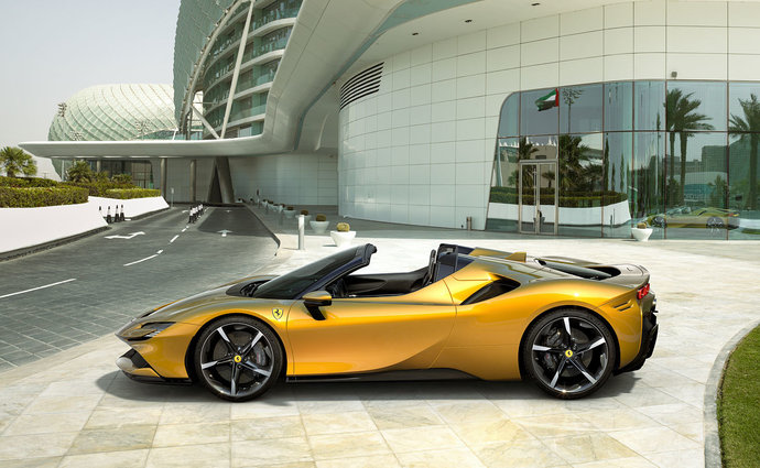 Ferrari SF90 Spider - Tisícikoňový plug-in hybridní roadster