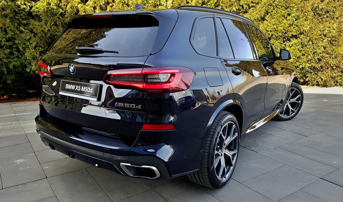 BMW X5 M50d  - předváděcí auto skladem - černé v kůží - super výbava - super cena 2.142.000,- Kč bez DPH