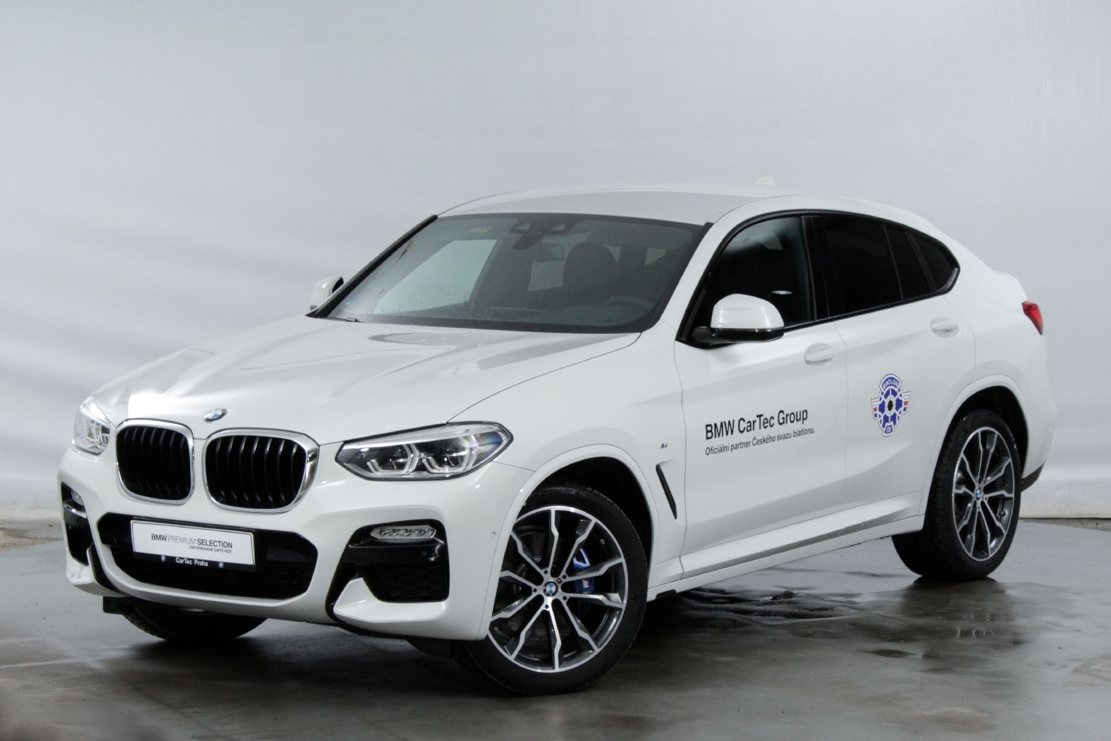 BMW X4 xDrive25d - bíla Alpine White, předváděcí auto skladem, sleva 23%