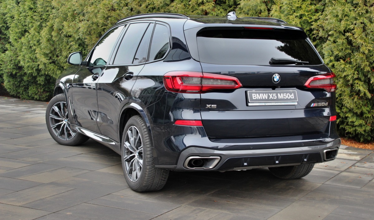 BMW X5 M50d  - předváděcí auto skladem - černé v kůží - super výbava - super cena 1.776.000,- Kč bez DPH