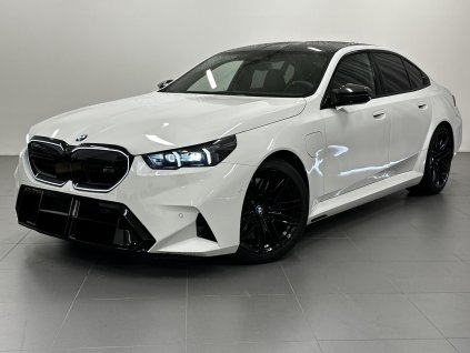 BMW M5 SEDAN V8 BITURBO HYBRID xDRIVE - NOVÝ MODEL - bílá Alpine