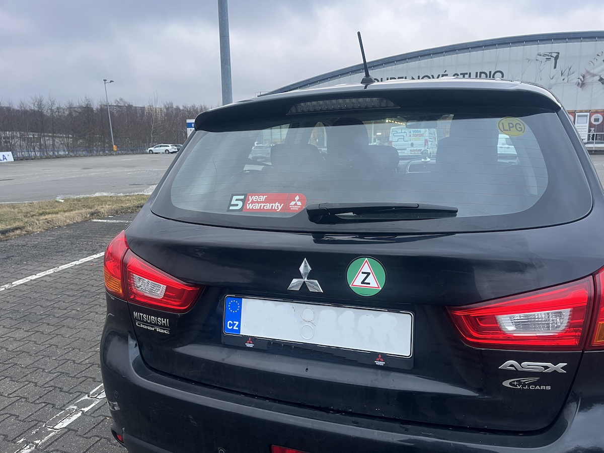 Velké „Z“ na autě: Ostuda nebo chytrý tah, který vám zachrání plechy?