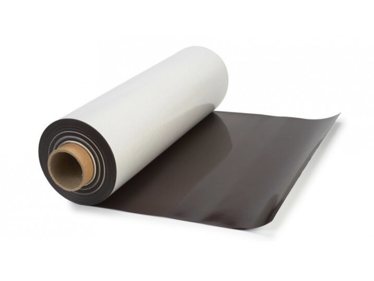 Jak vzniká váš magnet? Cesta od surové fólie až na kapotu vašeho auta