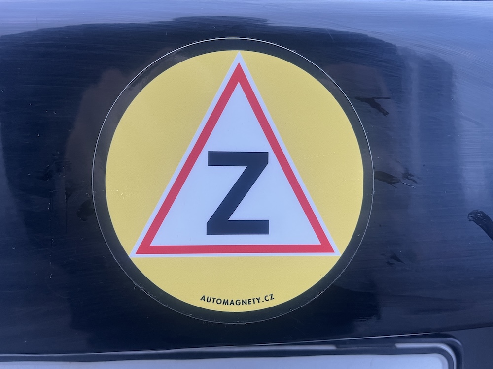 Detail žlutého magnetu na auto