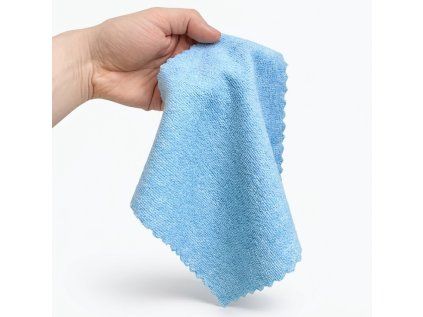 utěrka na lak auta v ruce