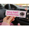 magnet na auto v autě nový řidič žena