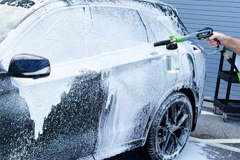 Ako si vybrať aktívnu penu na auto a prečo ju používať