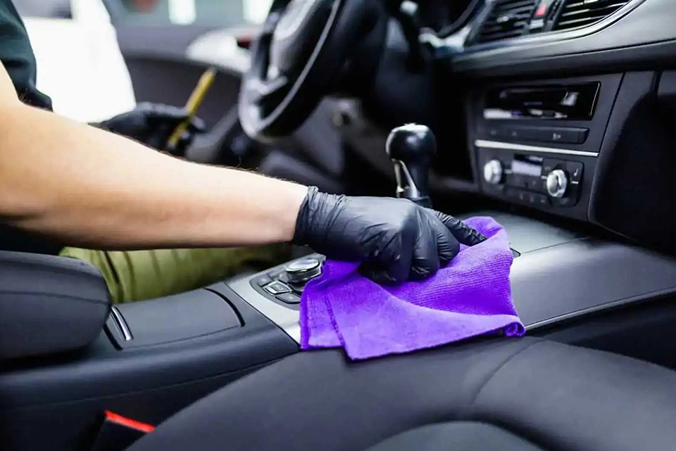 Ako oživiť interiér auta: Čistenie a údržba sedadiel, palubnej dosky a ďalších častí