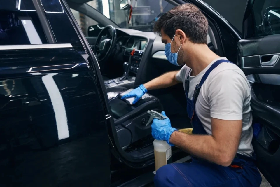 Ako si vybrať univerzálny čistič na auto (APC) a prečo ho používať