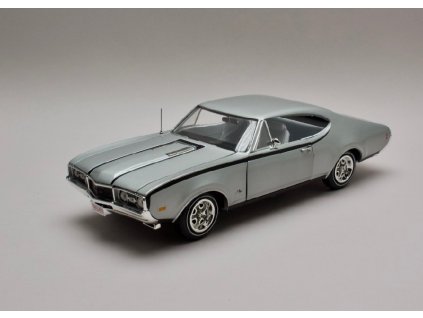 Oldsmobile Cutlass Hurst Olds 1968 stříbrná %2250th anniversary%22 1 18 Auto World AMM1143 01