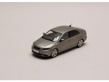 Seat Toledo IV 2012 2019 stříbrno šedá met. 1 43 Seat Auto 01