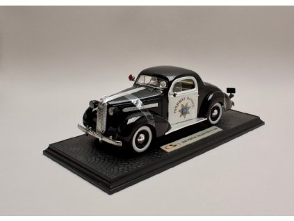 Pontiac Deluxe 1936 Pilice Car černá bílá 1 18 Signature 18140 01