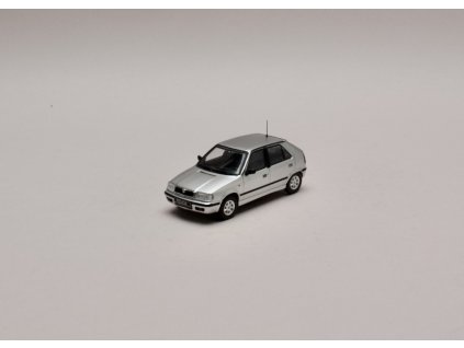 Škoda Felicia 1998 stříbrná 1 43 IXO CLC447N.22 01