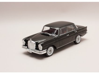 Mercedes 220 (W111) 1959 černá 1 24 WhiteBox 124210 01