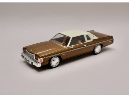 Dodge Royal Monaco coupe 1977 hnědo béžová 1 24 WhiteBox 124261 01
