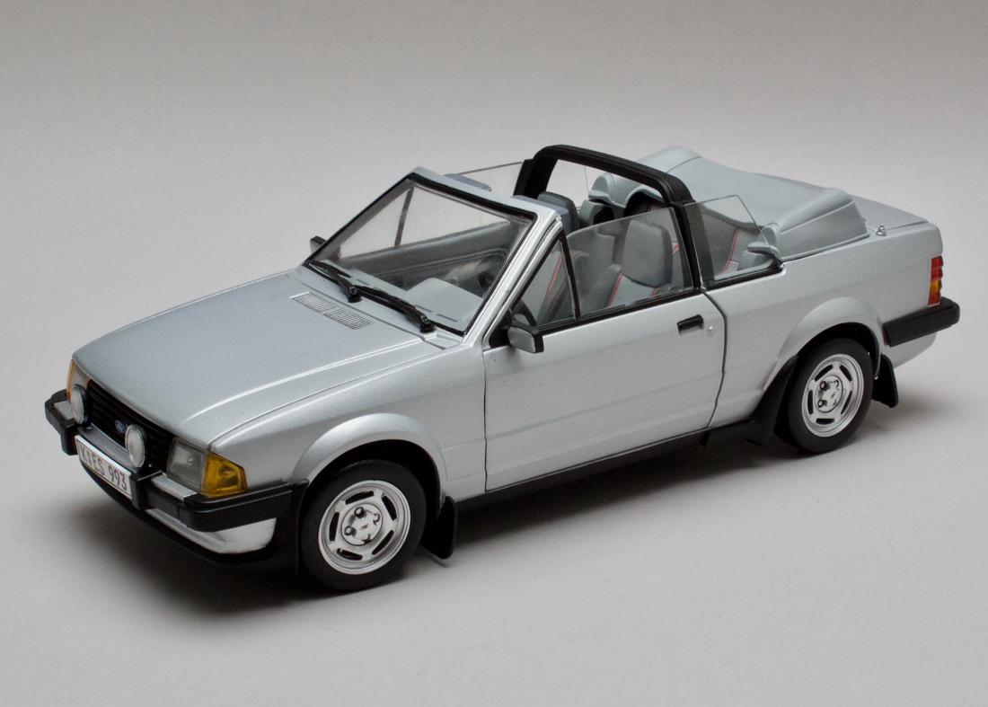 Ford Escort RX3i Cabriolet 1984 stříbrná metalíza 1:18 Sun Star
