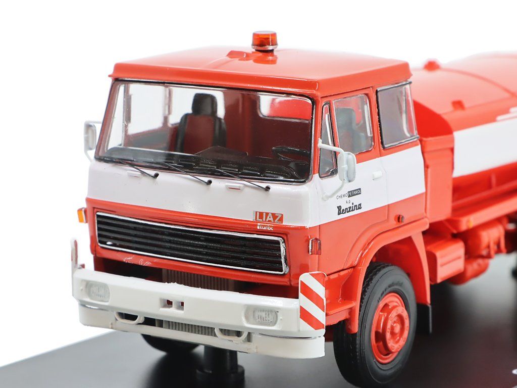 Camion citerne de couleur rouge - SKODA Liaz 100.850 SA8
