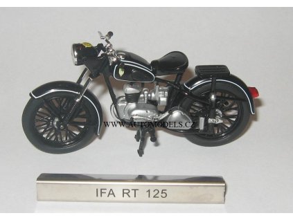 IFA RT 125  v měřítku 1/24 - East European Motorbikes  IFA RT 125  - kovový model motorky