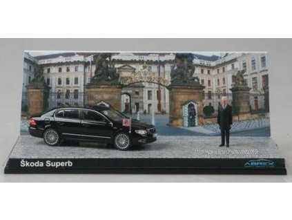 Škoda Superb L&K + figurka prezidenta Miloše Zemana  Škoda Superb L&K + figurka prezidenta Miloše Zemana - kovový model auta