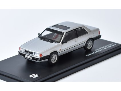 Volvo 780 Bertone 1972 - 1:43 TRIPLE9  VOLVO 780 BERTONE 1972 - kovový model auta 1:43