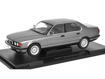 BMW 740i (E32) 1:18 - MCG  BMW 740i E32 7series - kovový model auta