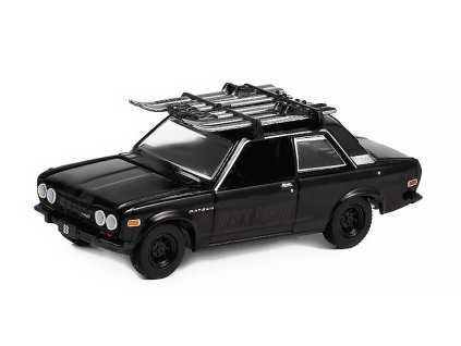 Datsun 510 s lyžemi Black Bandit 1971 1:64 - GreenLight  Datsun 510 Black Bandit 1971 - kovový model 1/64