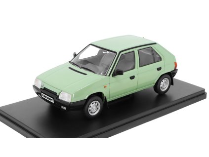 Škoda Favorit zelená 1:24 - WhiteBox  Škoda Favorit - kovový model