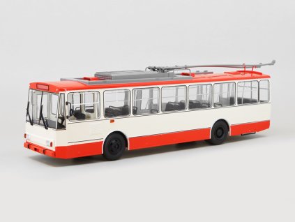 Škoda 14TR trolejbus béžová červená 143 Avtoistoria (3)