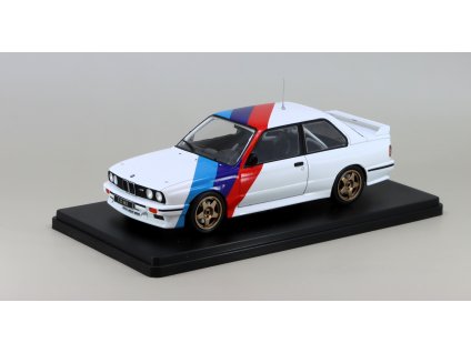 BMW M3 (E30) - 1989 1:24 - WhiteBox  BMW M3 (E30) - 1989