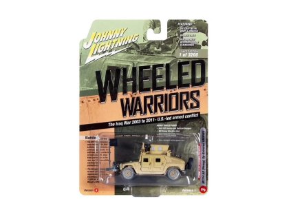 M1114 HA (Heavy) Up-Armored HMMWV zaprášený 1:64 - Johnny Lightning  M1114 HMMWV - sběratelský model