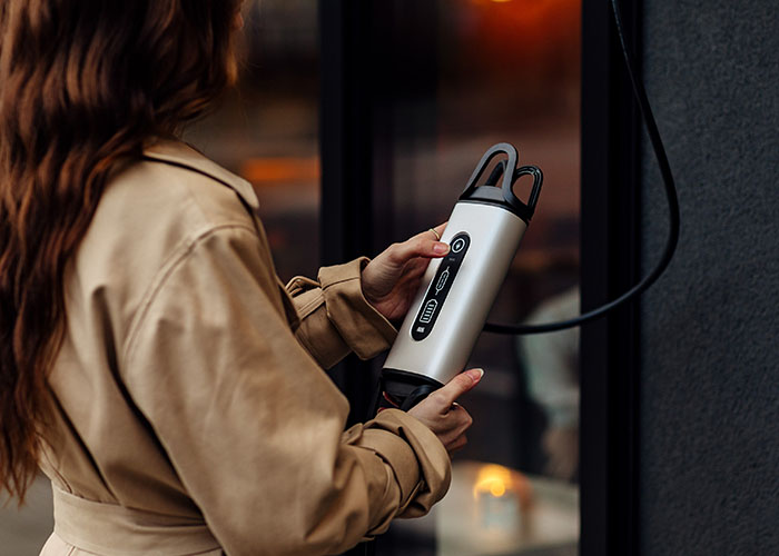 eMove_Mode2_width_urban_lady-holding-charger_3981_WEB_700x500