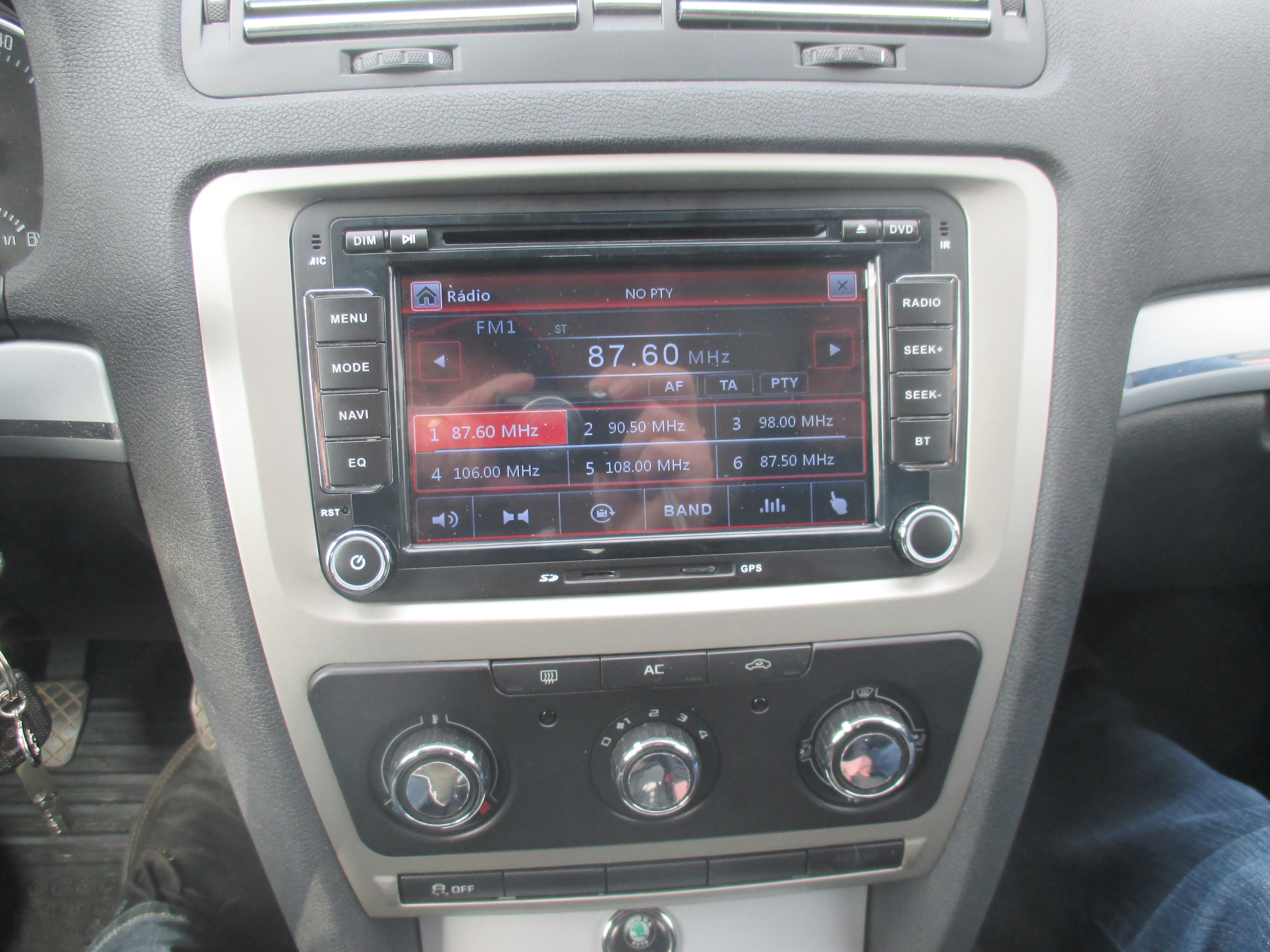 Montáž autorádia Škoda Octavia II FL- manuální klimatizace MNS710