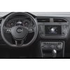 VW Tiguan interier s OEM autoradiem