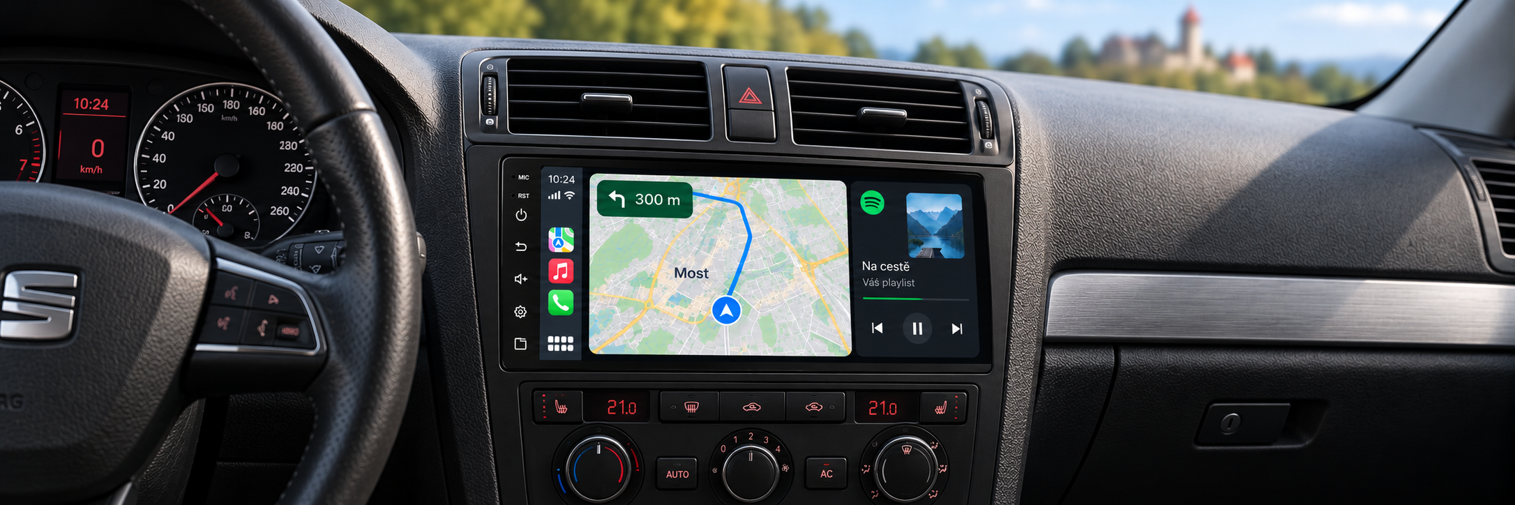 CarPlay s navigací Most v interiéru Seat Exeo a rozmazaným Hněvínem v pozadí
