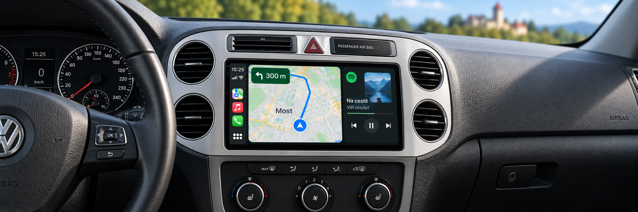 CarPlay s navigací Most v interiéru Volkswagen Golf 5 Plus / Golf 6 Plus a rozmazaným Hněvínem v pozadí