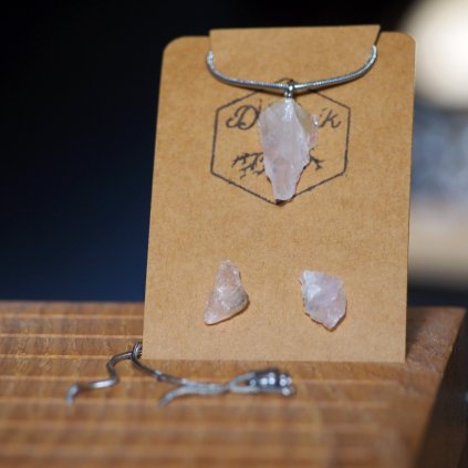 Dřevník minerální sada růženín: náušnice a přívěsek