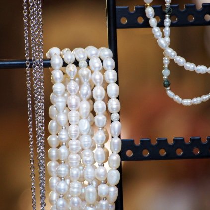 Perlové náramky na stojanu