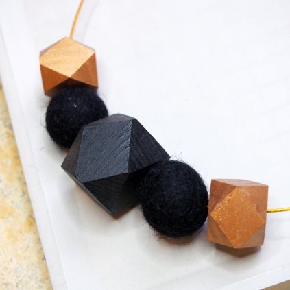 Dřevené korále Dřevohra černo-zlaté