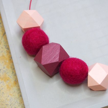 Vínové a růžové dřevěné korále Dřevohra