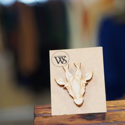 Dřevěná brož Woodstyle žirafa