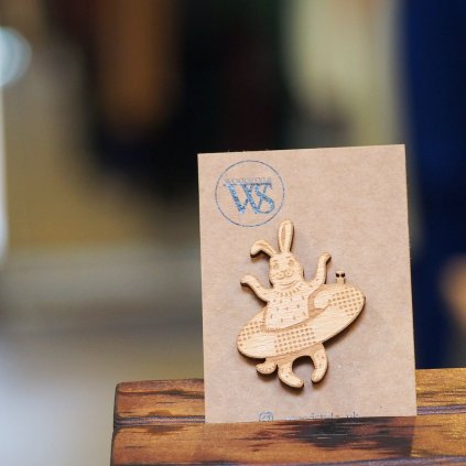 Dřevěná brož Woodstyle králík s kruhem