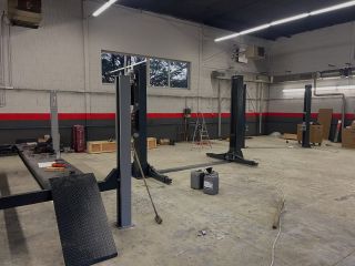 Dodávka vybavení autoservisu v Praze, dvakrát 2-sloupový zvedák GRUBBER 4T a 6T, dále pak 4-sloupový zvedák na 5,5T....