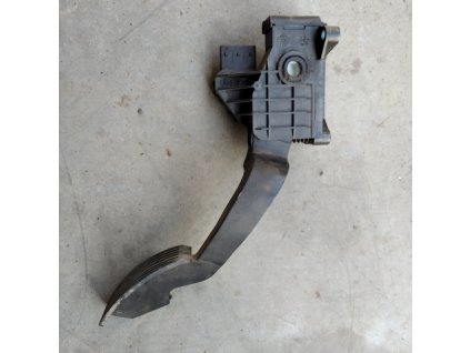 Plynový pedál Opel Corsa D 55702020