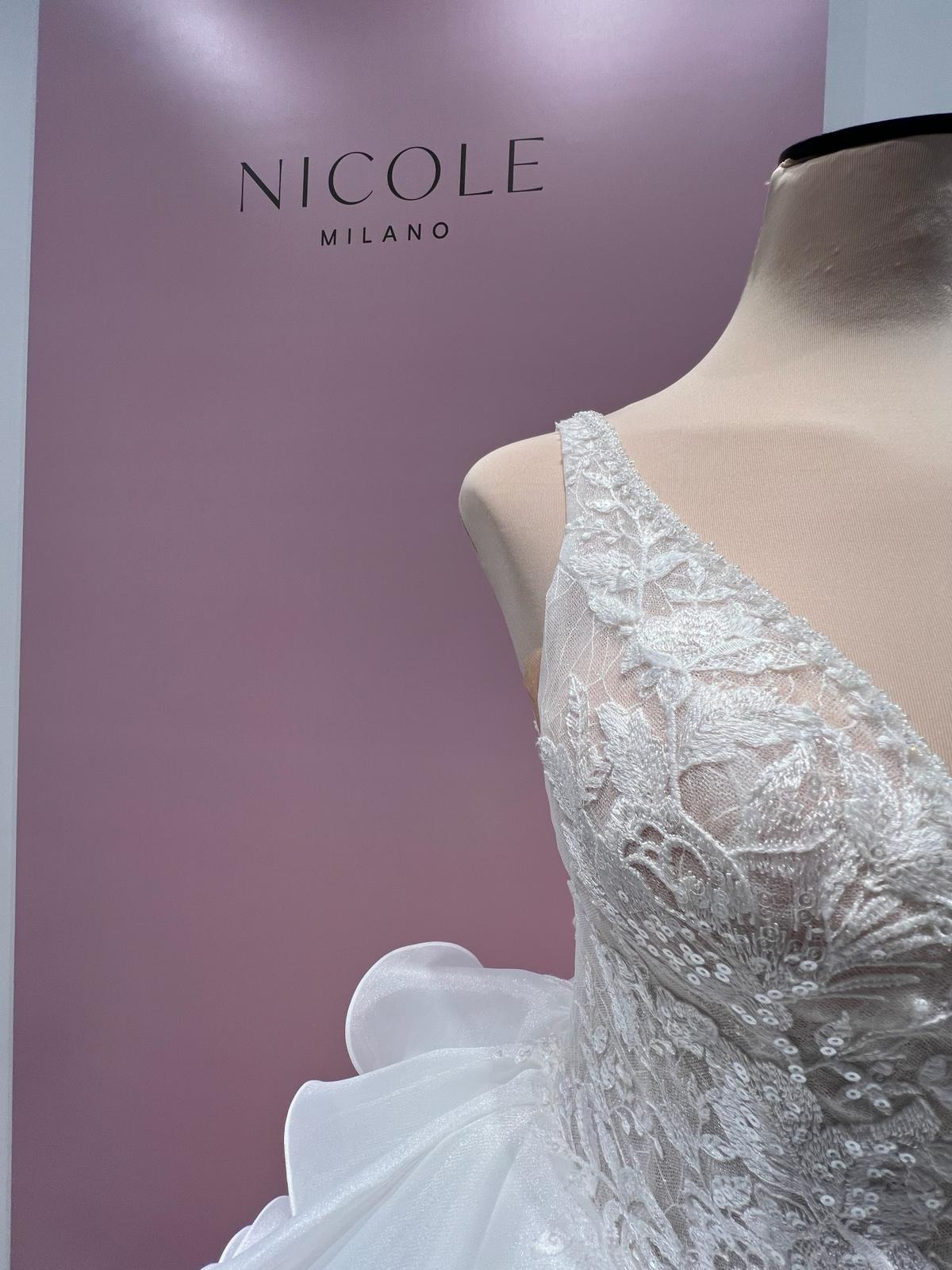 nicole-milano-saty-svatba-plesy-promoce-plnostihle-nevesty