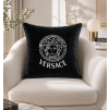 Poťah na vankúš so strieborným logom pre elegantné dekorovanie sedačky