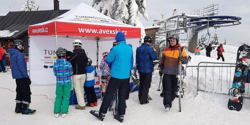 Das AVEX SKI-Team geht abseits der Straße. Auf der Piste lernen Skifahrer das Wachsen, Kinder probieren Skilifte aus und Erwachsene probieren VIP-Ski aus