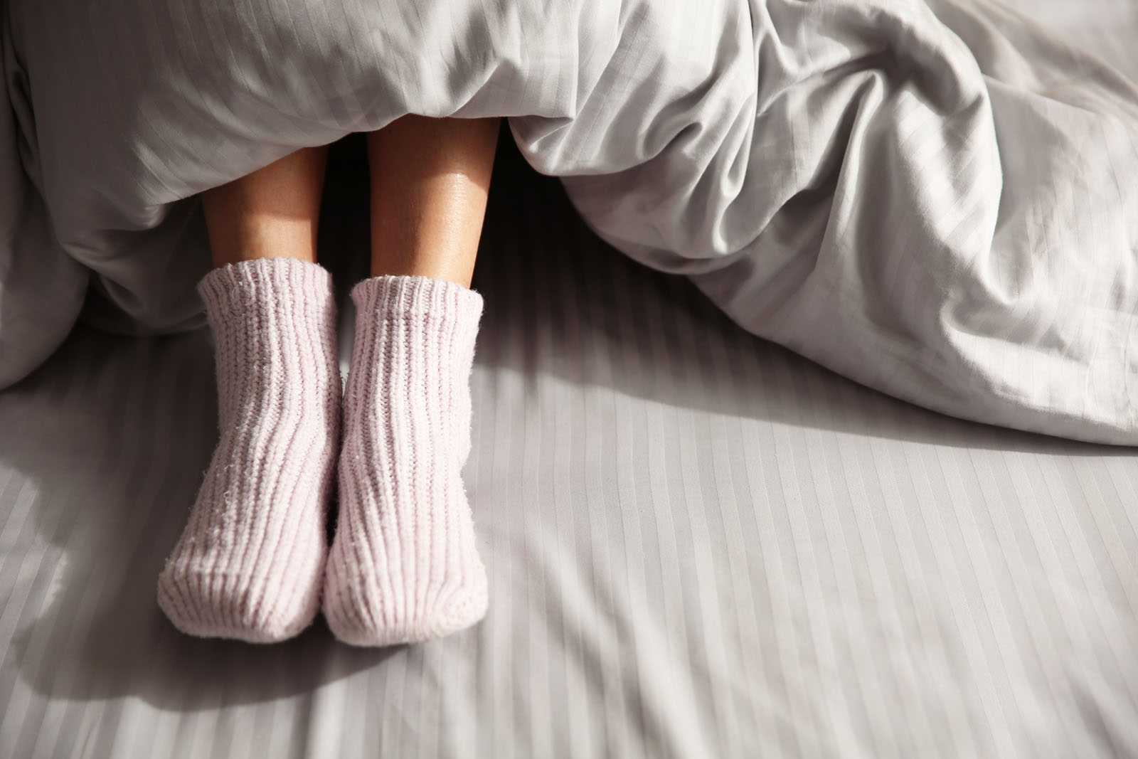 Spanie s ponožkami – aké prináša benefity?