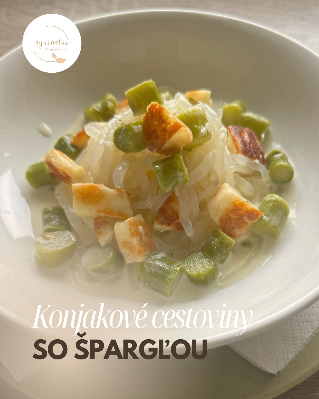 Konjakové cestoviny so špargľovou omáčkou a halloumi